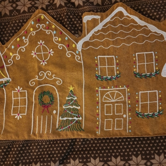 Cupcakes and Cashmere gingerbread house village table runner - Picture 5 of 6